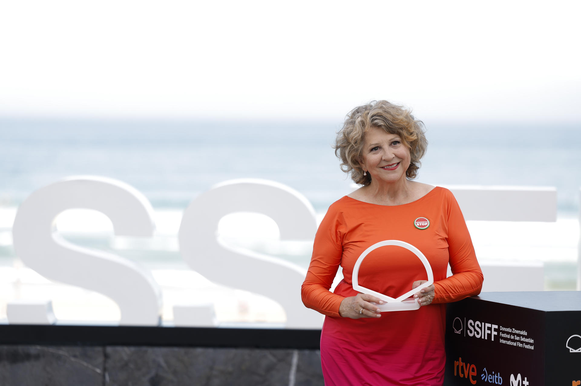 La productora Esther García, posa durante su participación en la 73 edición del Festival de cine de San Sebastián donde esta noche recibirá el Premio Donostia. EFE/Juan Herrero
