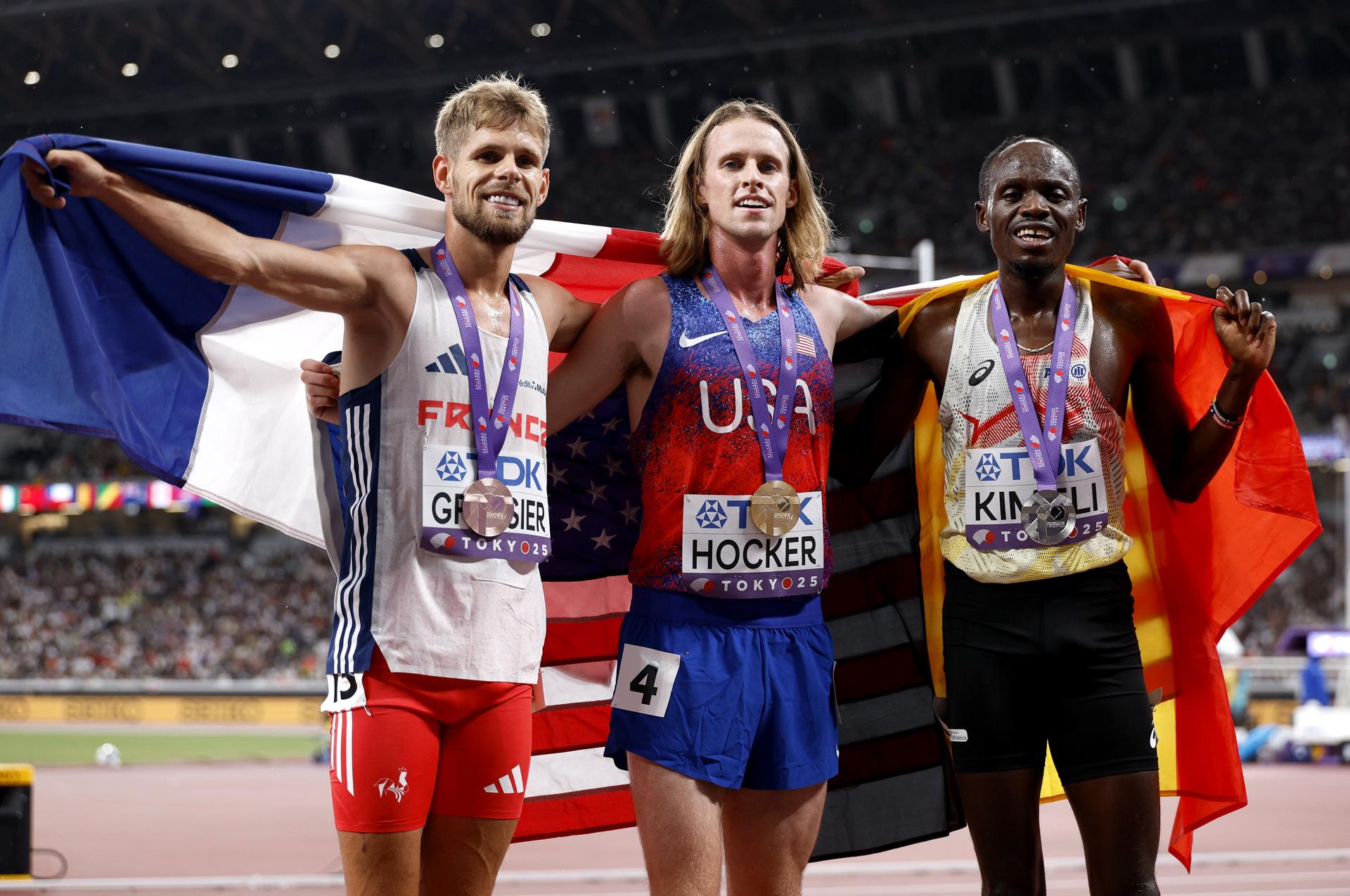 El medallista de oro Cole Hocker (C) de EE.UU., el de plata Isaac Kimeli de Bélgica (R) y el de bronce Jimmy Gressier de Francia celebran después de la final de 5000 metros masculinos en el Campeonato Mundial de Atletismo 2025 en Tokio, Japón. EFE/EPA/FRANCK ROBICHON