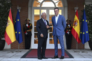 El presidente del Gobierno, Pedro Sánchez (d), se ha reunido este martes en el Palacio de la Moncloa con el presidente del Consejo Europeo, António Costa, en el marco de la gira de capitales europeas que este último está realizando para conocer las prioridades de los distintos líderes de la Unión Europea para los próximos meses. EFE/Pool Moncloa/Borja Puig de la Bellacasa SOLO USO EDITORIAL/SOLO DISPONIBLE PARA ILUSTRAR LA NOTICIA QUE ACOMPAÑA (CRÉDITO OBLIGATORIO)