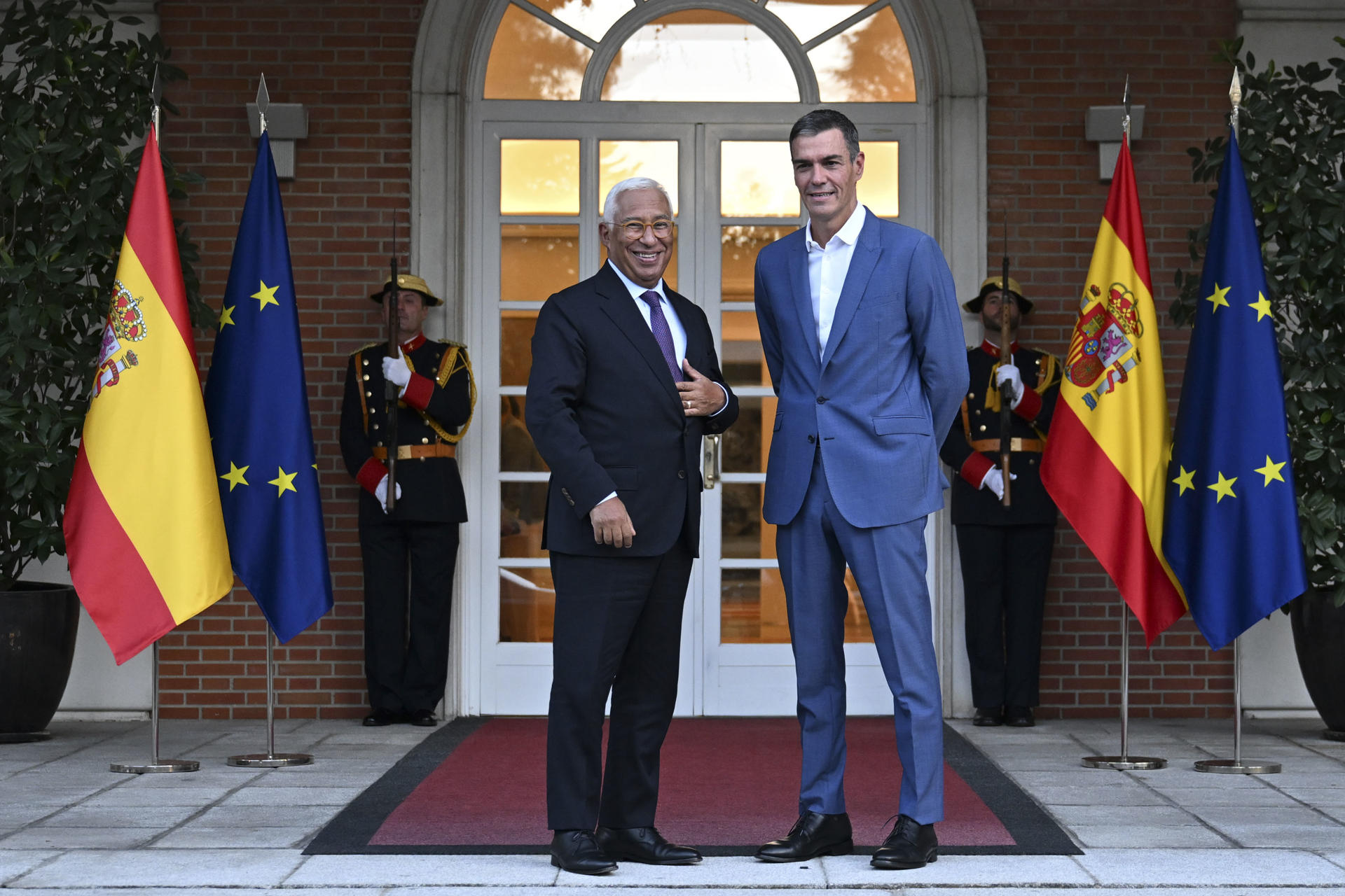 El presidente del Gobierno, Pedro Sánchez (d), se ha reunido este martes en el Palacio de la Moncloa con el presidente del Consejo Europeo, António Costa, en el marco de la gira de capitales europeas que este último está realizando para conocer las prioridades de los distintos líderes de la Unión Europea para los próximos meses. EFE/Pool Moncloa/Borja Puig de la Bellacasa SOLO USO EDITORIAL/SOLO DISPONIBLE PARA ILUSTRAR LA NOTICIA QUE ACOMPAÑA (CRÉDITO OBLIGATORIO)