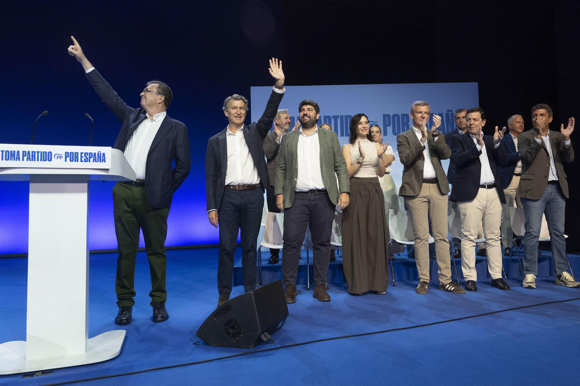 El presidente del PP, Alberto Núñez Feijóo (2i), acompañado por los presidentes autonómicos de Murcia Fernando López Miras (4i), el alcalde de Murcia José Ballesta (i), Isabel Díaz Ayuso (5i) de Madrid, Alfonso Rueda (4d) de Galicia, Fernández Mañueco (3d) de Castilla y León y de Valencia Carlos Mazón (d), entre otros, durante el acto de clausura del encuentro que ha reunido este fin de semana con los barones de su partido Murcia. EFE/Marcial Guillén