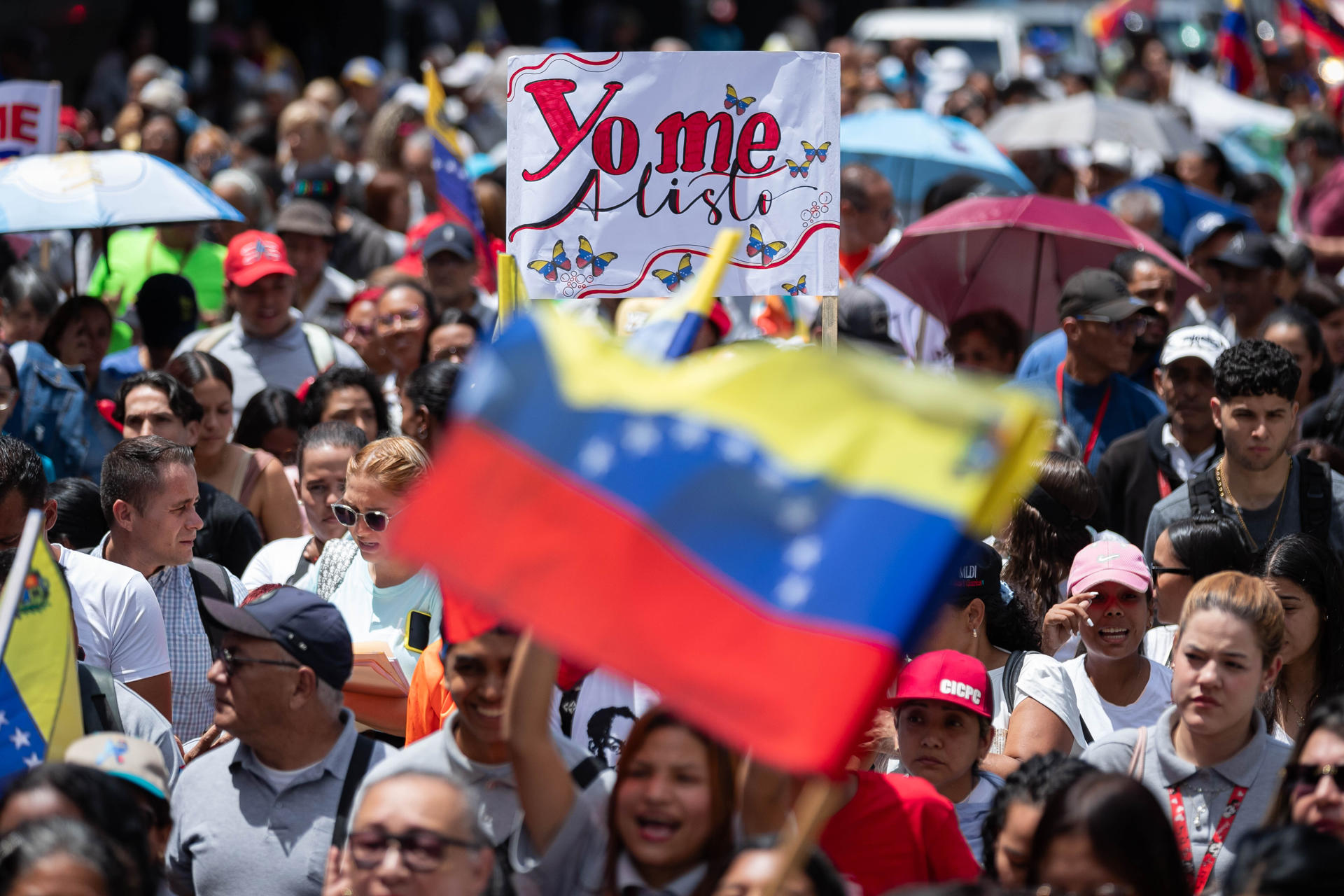 Personas caminan durante una marcha en respaldo al presidente de Venezuela, Nicolás Maduro, este viernes en Caracas (Venezuela). EFE/ Ronald Peña
