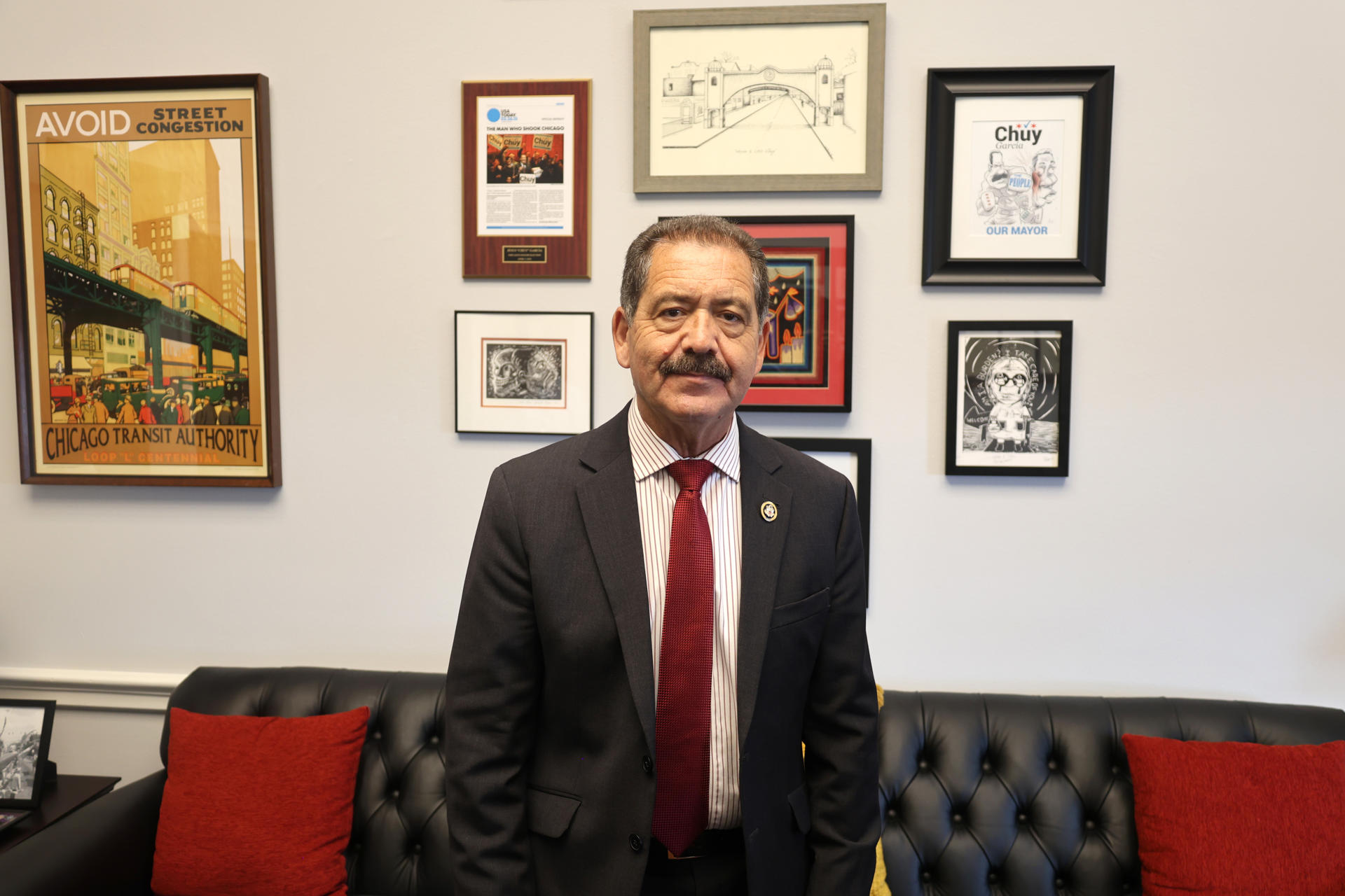 El congresista demócrata de Chicago Jesús 'Chuy' García posa durante una entrevista con EFE este 9 de septiembre de 2025, en Washington (Estados Unidos). EFE/ Octavio Guzmán