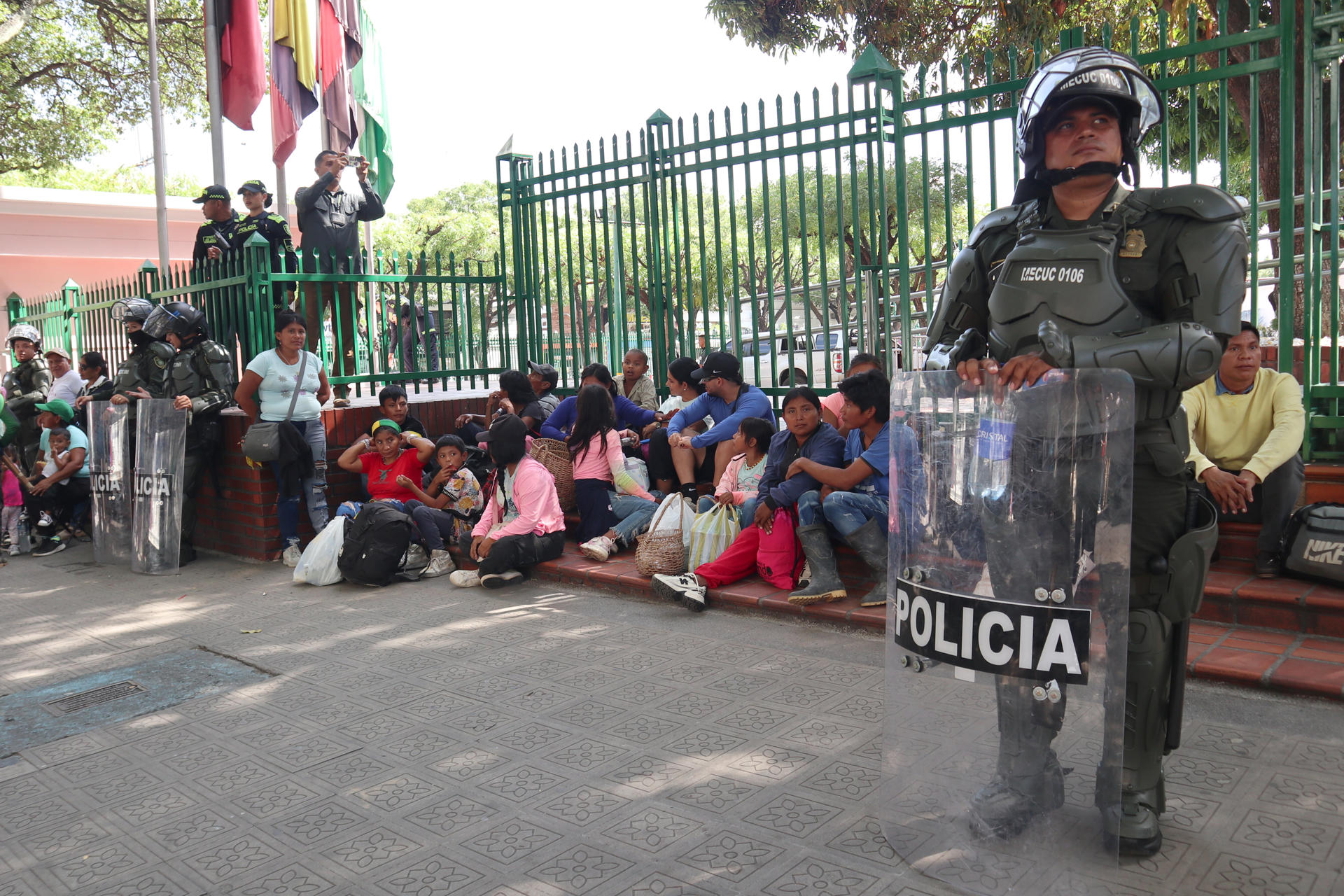 Integrantes de la Policía de Colombia custodian en una manifestación este lunes, en Cúcuta (Colombia). EFE/ Mario Caicedo
