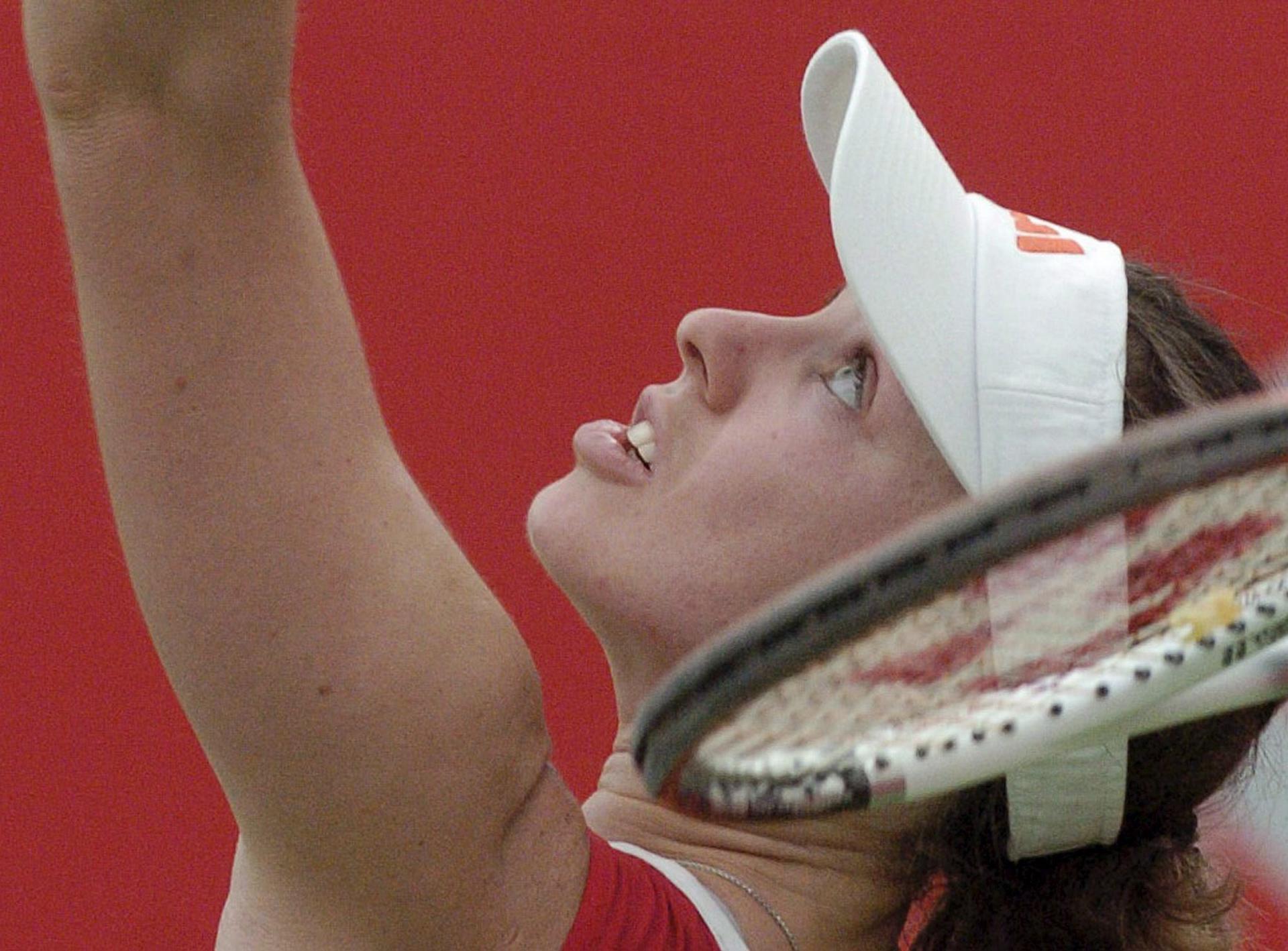 La extenista suiza Martina Higins, que cumple 45 años, en una imagen de diciembre de 2005, cuando volvió a las pristas tras tres años sin jugar. EFE/Dave Hunt/Archivo