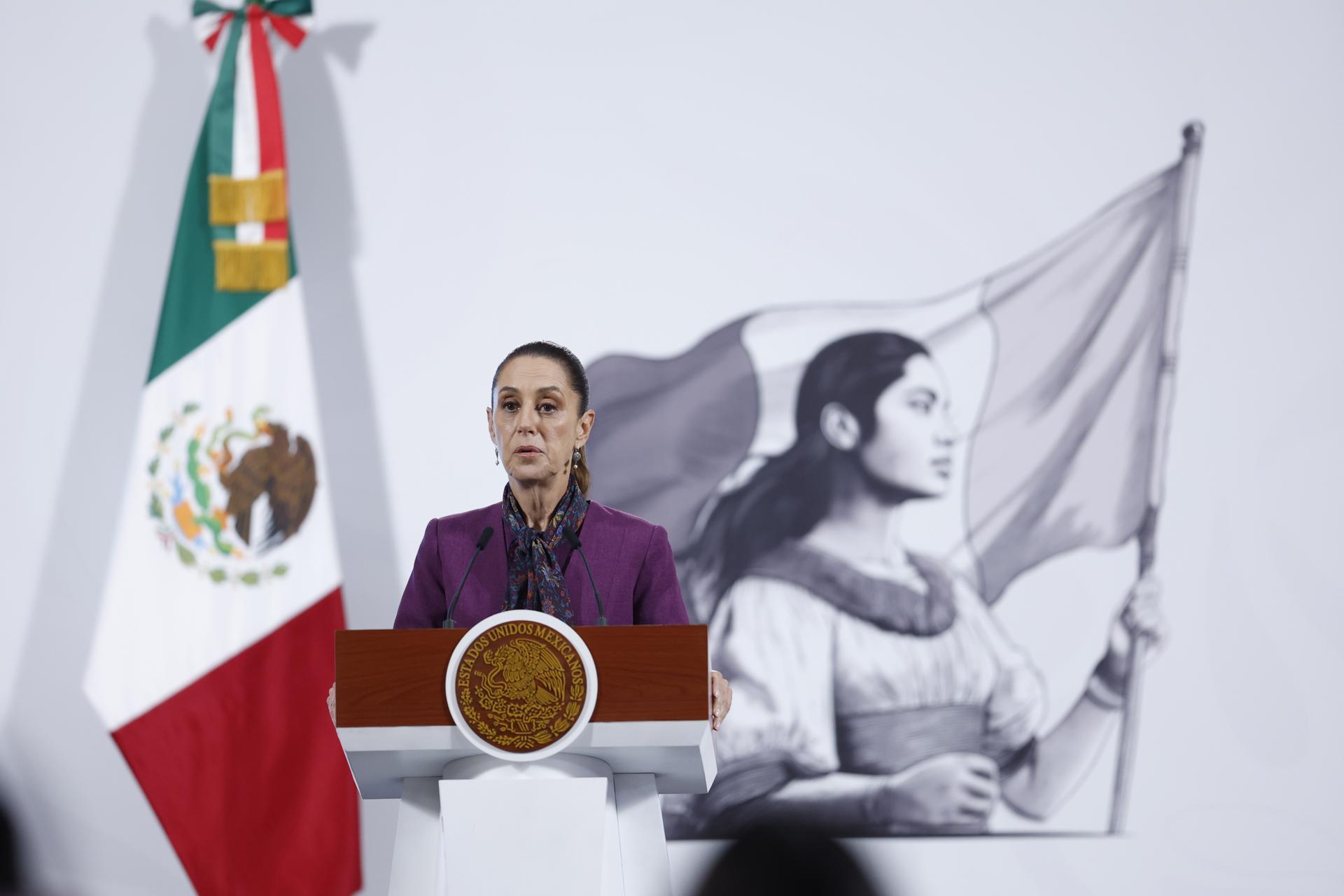 La presidenta de México, Claudia Sheinbaum, habla durante una rueda de prensa este miércoles, en Palacio Nacional de la Ciudad de México (México). EFE/Sáshenka Gutiérrez