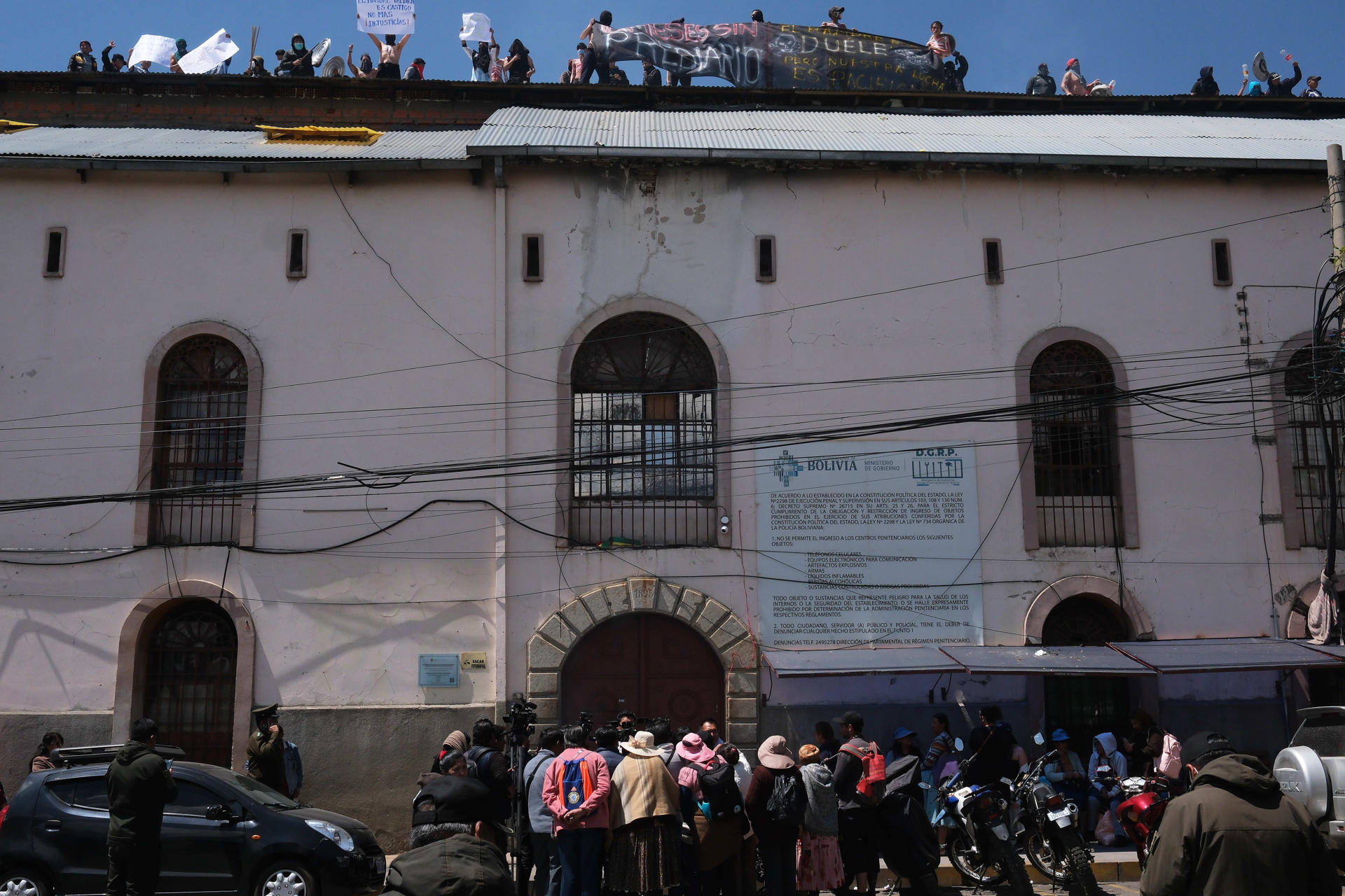 Decenas de reclusos fueron captados este martes, 16 de septiembre, al protestar, sobre el techo de la cárcel San Pedro, para exigir el pago de las pensiones alimenticiaso "prediarios", en La Paz (Bolivia). EFE/Luis Gandarillas