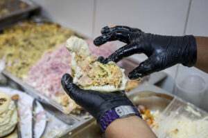 Una persona prepara un arepa rellena este sábado, en Caracas (Venezuela). EFE/ Miguel Gutierrez