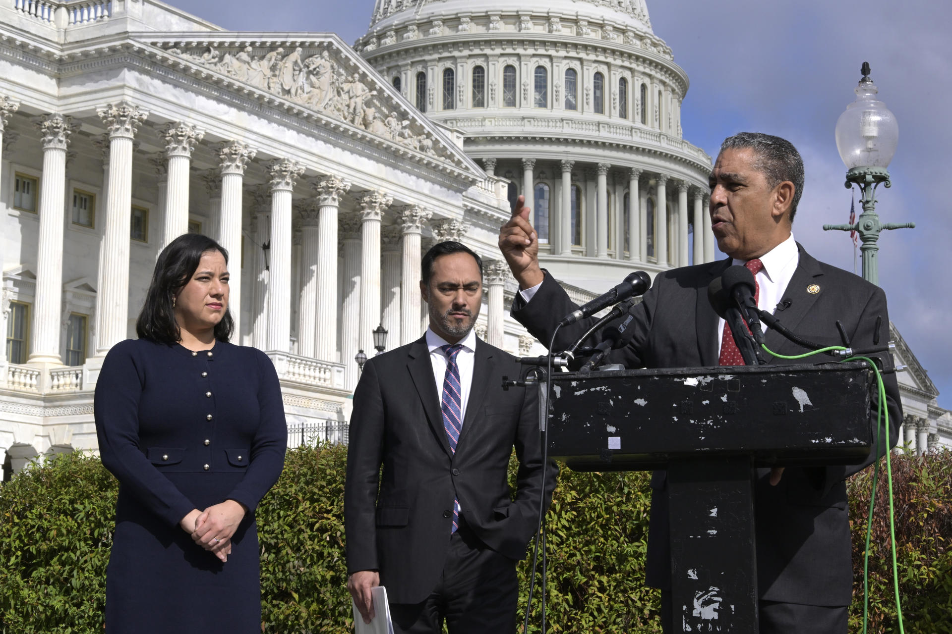El presidente del Caucus Hispano del Congreso, Adriano Espaillat (c), habla junto al legislador demócrata por el distrito 20 de Texas, Joaquín Castro (c), y la presidenta de Texas Civil Rights Project, Rochelle Garza, durante una rueda de prensa este jueves, en Washington (Estados Unidos). EFE/ Lenin Nolly
