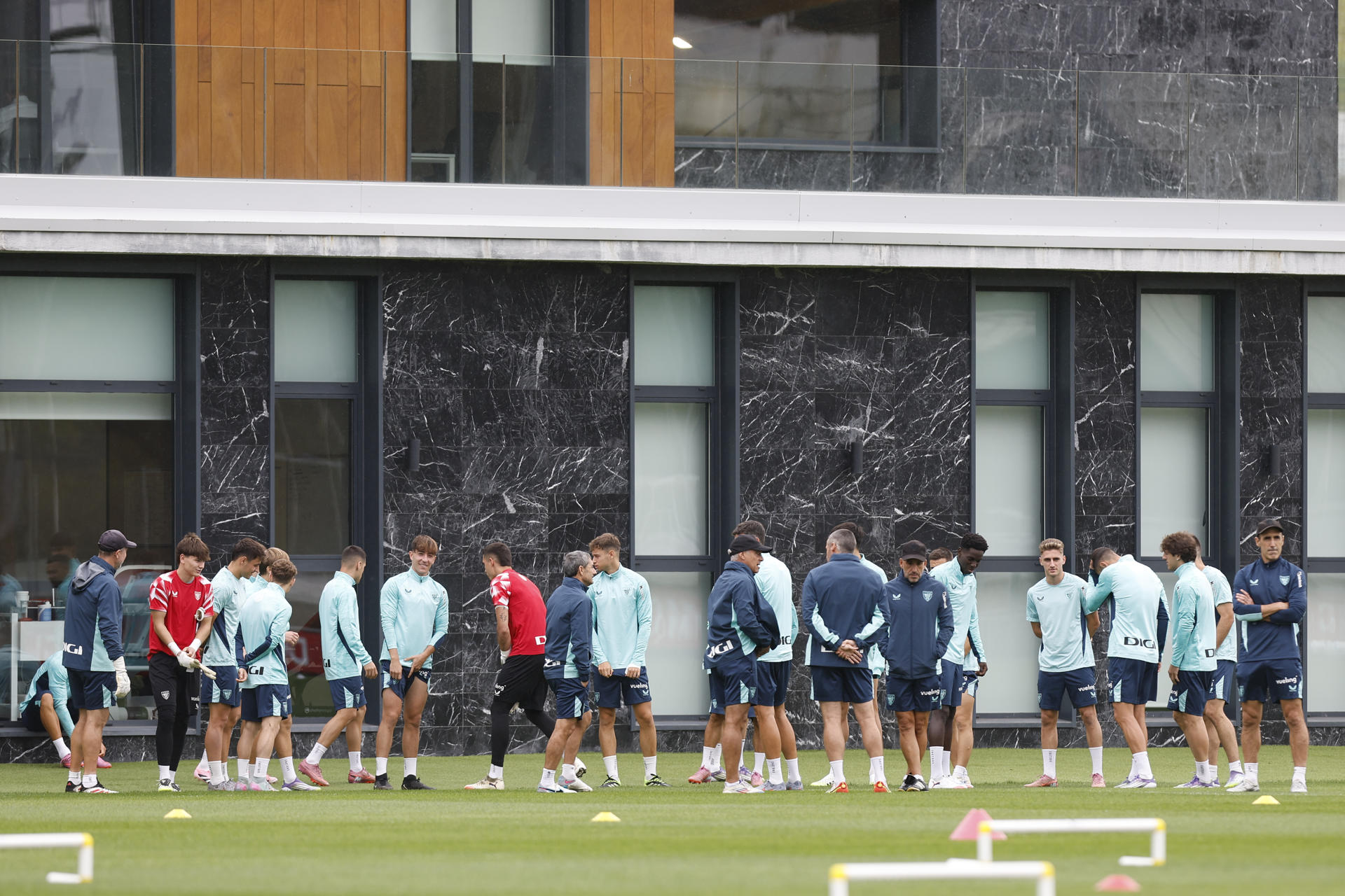 El Athletic de Bilbao en un entrenamiento para preparar el encuentro de Liga contra el Alavés . EFE/ Miguel Toña