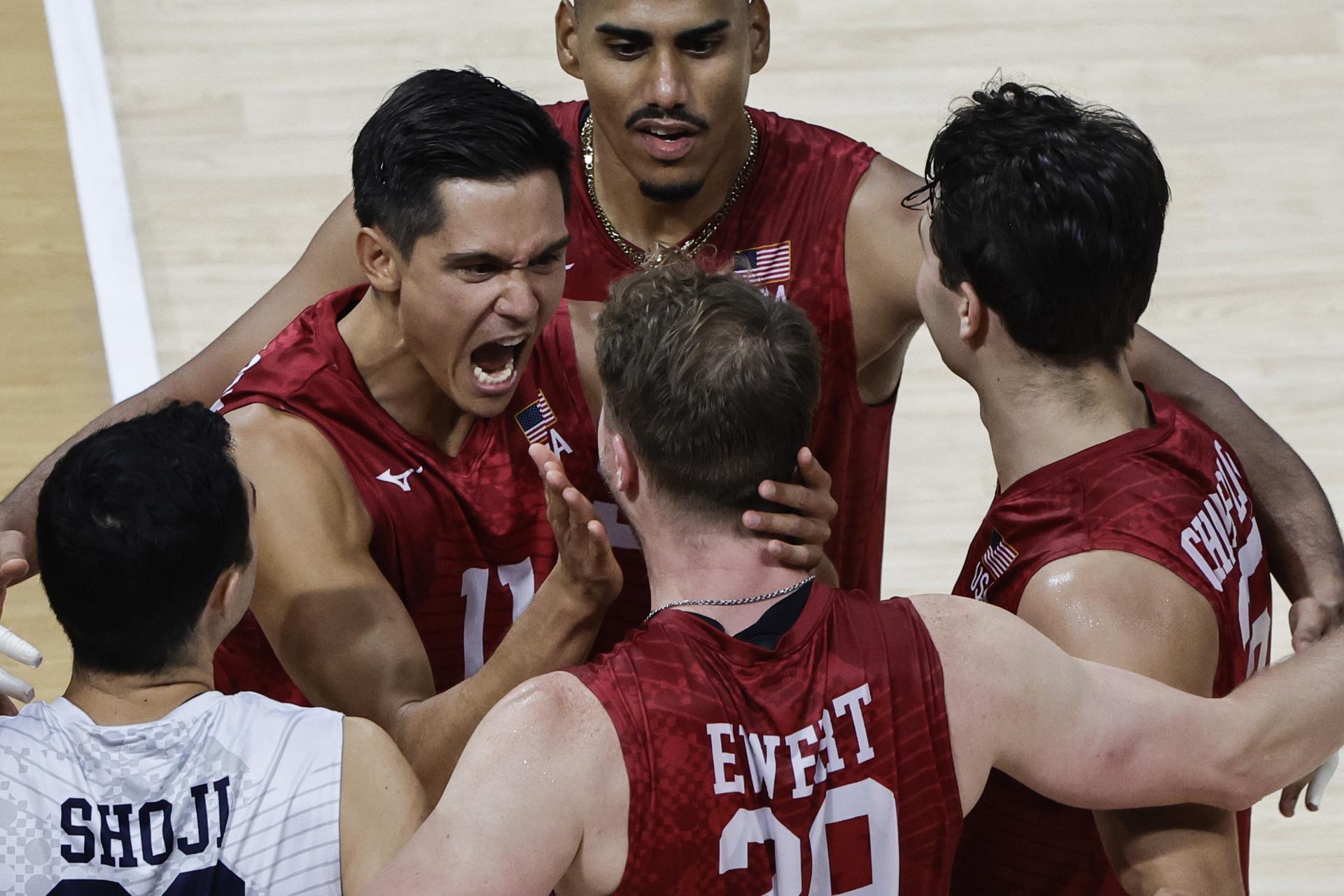 Jugadores de la selección de voleibol de Estados Unidos celebran su clasificación a cuartos de final del Mundial que se disputa en Filipinas, tras ganar este lunes a la de Eslovenia. EFE