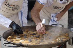 Una de las paellas que doce chefs internacionales maestros del arroz han cocinado en el World Paella Day (Día Mundial de la Paella) este sábado en Valencia. EFE/Ana Escobar