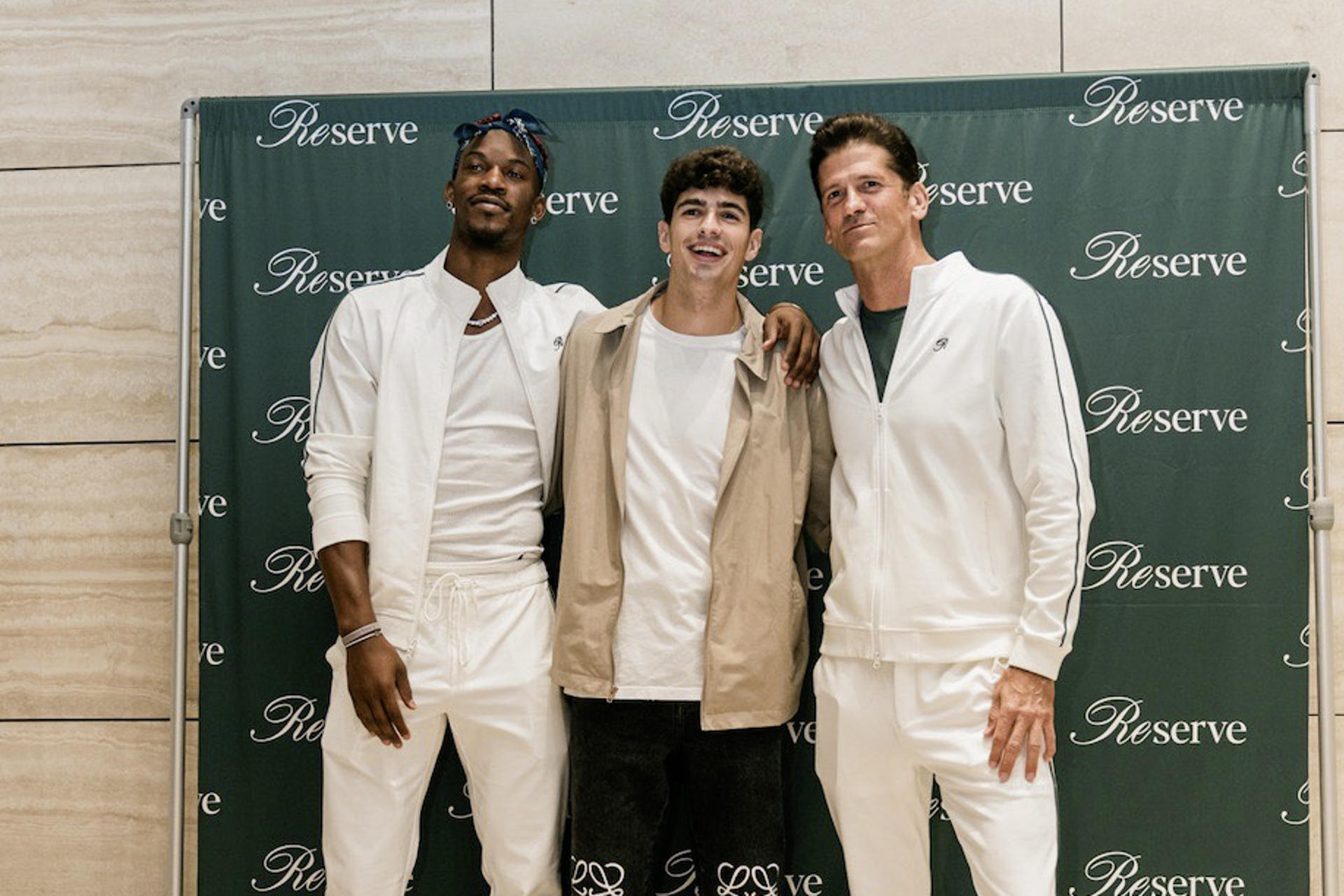 Jimmy Butler, Arturo Coello, número 1 del mundo, y Wayne Boich. EFE/Cedida por Reserve Padel USO EDITORIAL