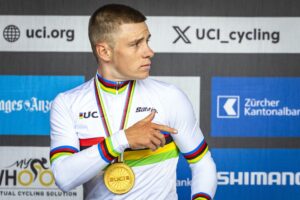 Fotografía de Michael Buholzer, en la que puede verse en una imagen de archivo del 22 de septiembre de 2024 al ciclista belga Remco Evenepoel. EFE