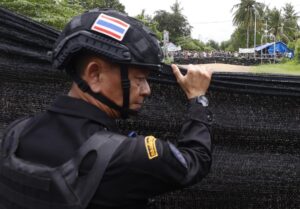 Un militar tailandés en un punto de la frontera con Camboya que ambos países se disputan. 
EFE/EPA/NARONG SANGNAK