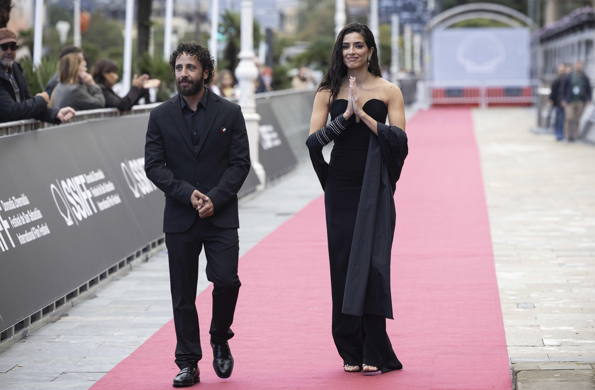 El director y la actriz palestinos Motaz Malhees y Saja Kilani, respectivamente, posan este miércoles en la alfombra roja del 73 Festival Internacional de Cine de San Sebastián, donde han presentado su película "La voz de Hind" en la sección Perlas del certamen. EFE/ Javier Etxezarreta
