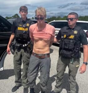 Fotografía sin fecha cedida que muestra el momento del arresto de Ryan Routh, sospechoso de intentar asesinar al expresidente Donal Trump en Palm Beach, Florida (EEUU). EFE/ Alguacil Condado Martin