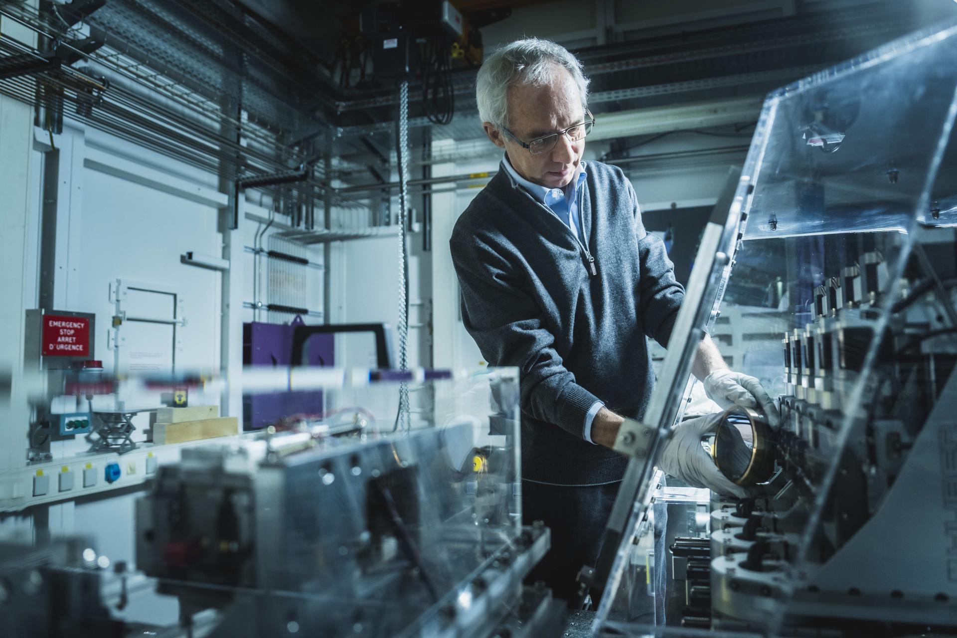 Imagen de Alain Manceau, investigador emérito CNRS/ENS Lyon (Francia) y científico del ESRF, durante el experimento en el sincrotrón europeo. Crédito: ESRF/Steph Candé