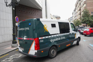 Imagen de archivo (30/04/2025) de un furgón de la Guardia Civil.
EFE/Paco Paredes