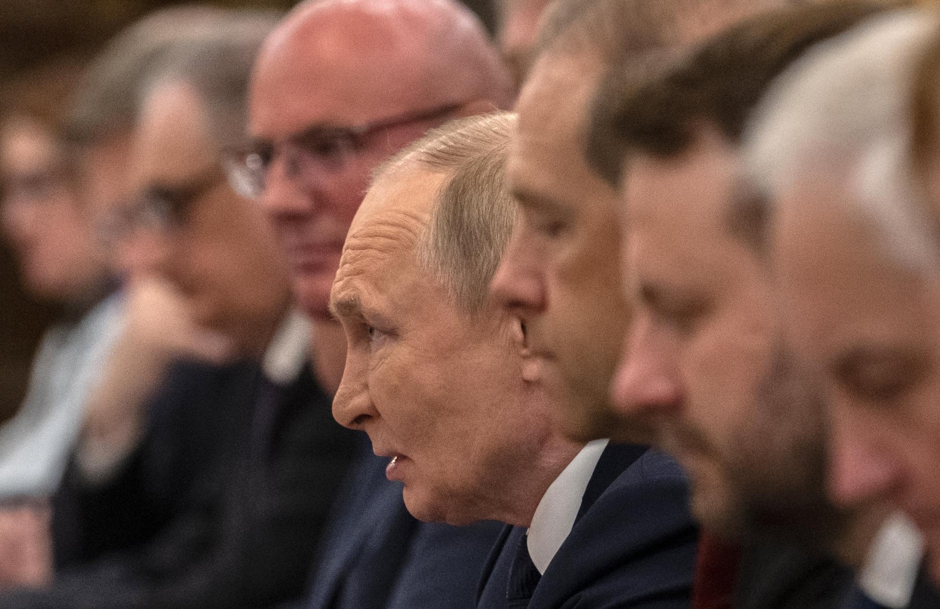 El presidente ruso, Vladimir Putin (C), habla al comienzo de una reunión bilateral con el presidente chino, Xi Jinping (no aparece en la imagen), en el Gran Salón del Pueblo en Pekín, el 2 de septiembre de 2025. EFE/EPA/POOL
