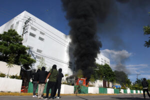 Personas protestan frente a las instalaciones del Palacio de Justicia de Iguala este sábado, en Guerrero (México). EFE/José Luis de la Cruz