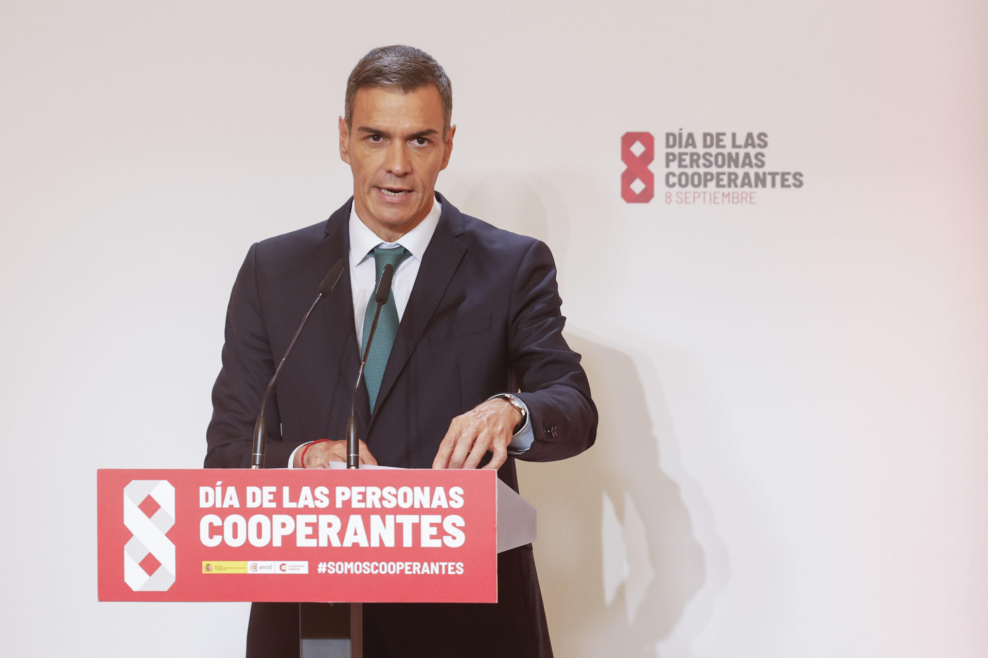 El presidente del Gobierno, Pedro Sánchez, participa en la inauguración de un acto con motivo del Día de las Personas Cooperantes, este lunes en Madrid. EFE/ J.P.Gandul
