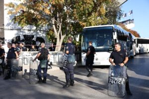 Policías custodian el autobús PAOK en Salónica, Grecia. EFE/EPA/ACHILLEAS CHIRAS