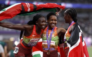 La keniana Faith Kipyegon celebra su cuarto título mundial de 1.500 en el Estadio Olímpico de Toki, junto con sus compatriotas Dorcus Ewoi (d), segunda en meta, y Nelly Chepchirchir, cuarta clasificadaen la final de 1500 metros. EFE/EPA/KIYOSHI OTA