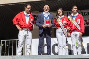 El seleccionador nacional de fútbol, Luis de la Fuente, ha sido reconocido con las llaves de oro del chamizo de la Peña Logroño, un reconocimiento que entrega esta entidad a personas o entidades que se hayan significado como logroñeses o riojanos.EFE/Fernando Díaz