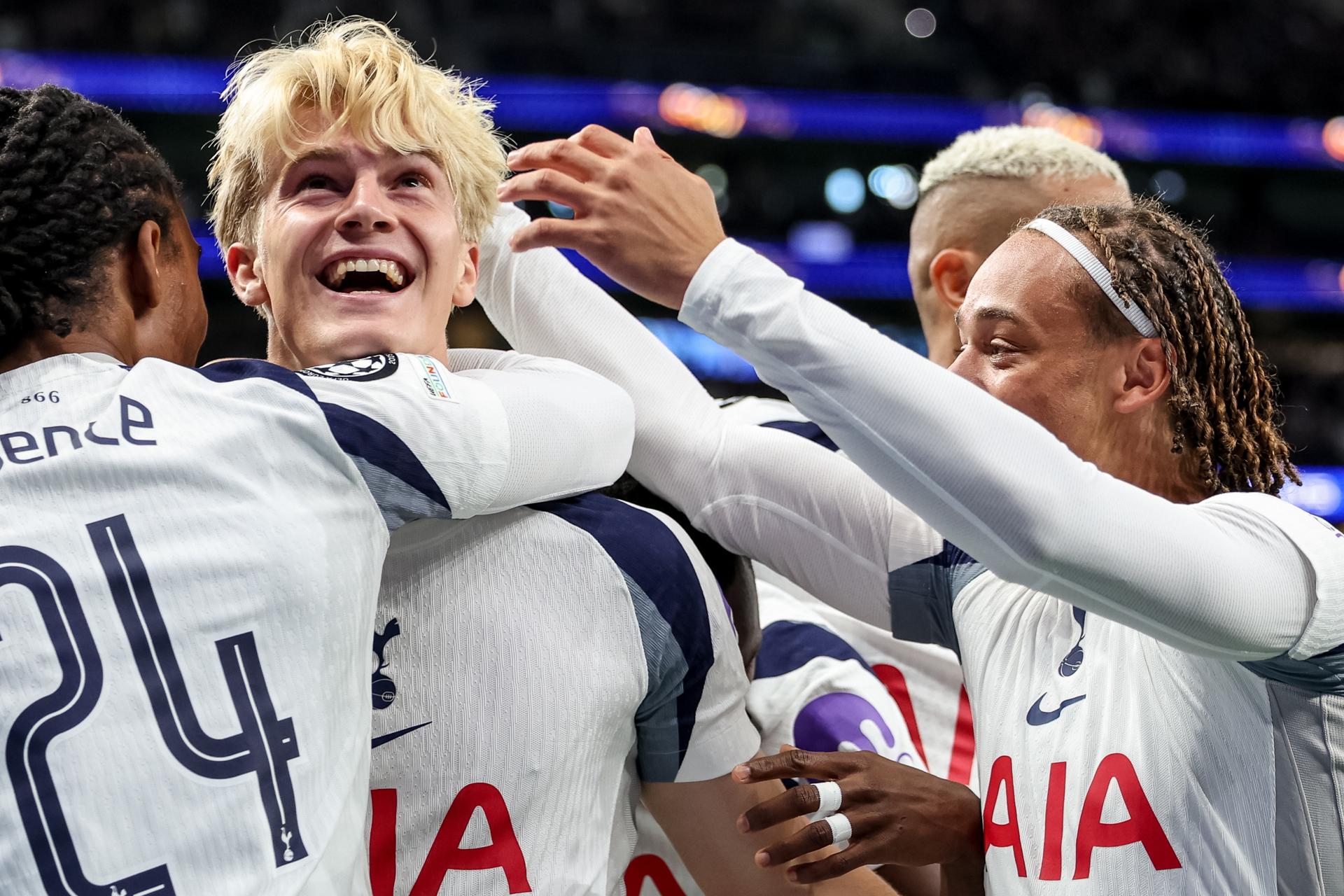 El jugador del Tottenham Lucas Bergvall (c) celebra el autogol del portero del Villarreal Luiz Junir (fuera de imagen) durante el primer partido de la fase de liha que juegan Tottenham y Villarreal en Londres. EFE/EPA/ANDY RAIN
