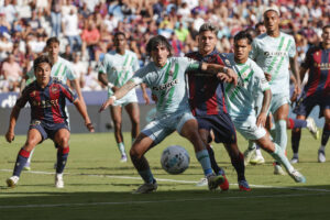 El defensa del Betis Héctor Bellerín y el delantero del Levante Iván Romero, durante el partido de la jornada 4 de LaLiga EA Sports entre el Levante y el Betis, este domingo en el estadio gol Ciutat de València.- EFE/ Manuel Bruque