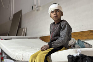 Un niño que resultó herido en un bombardeo del ejército israelí, descansa tras ser atendido en el hospital indonesio en la localidad de Beit Lahia, el 20 de marzo de 2025.  EFE/ Ahmad Awad