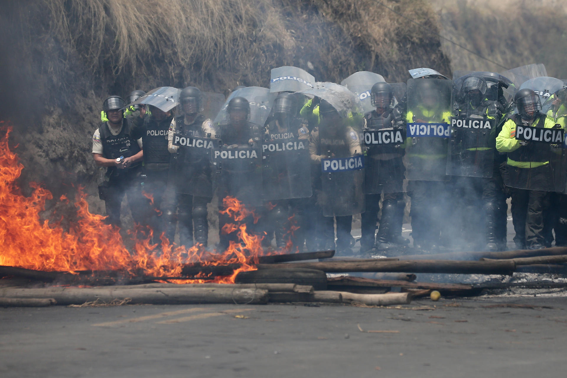 Un escuadrón de la Policía de Ecuador fue captado este martes, 23 de septiembre, al enfrentarse con manifestantes, en la avenida panamericana norte, en Tabacundo (Ecuador). EFE/José Jácome
