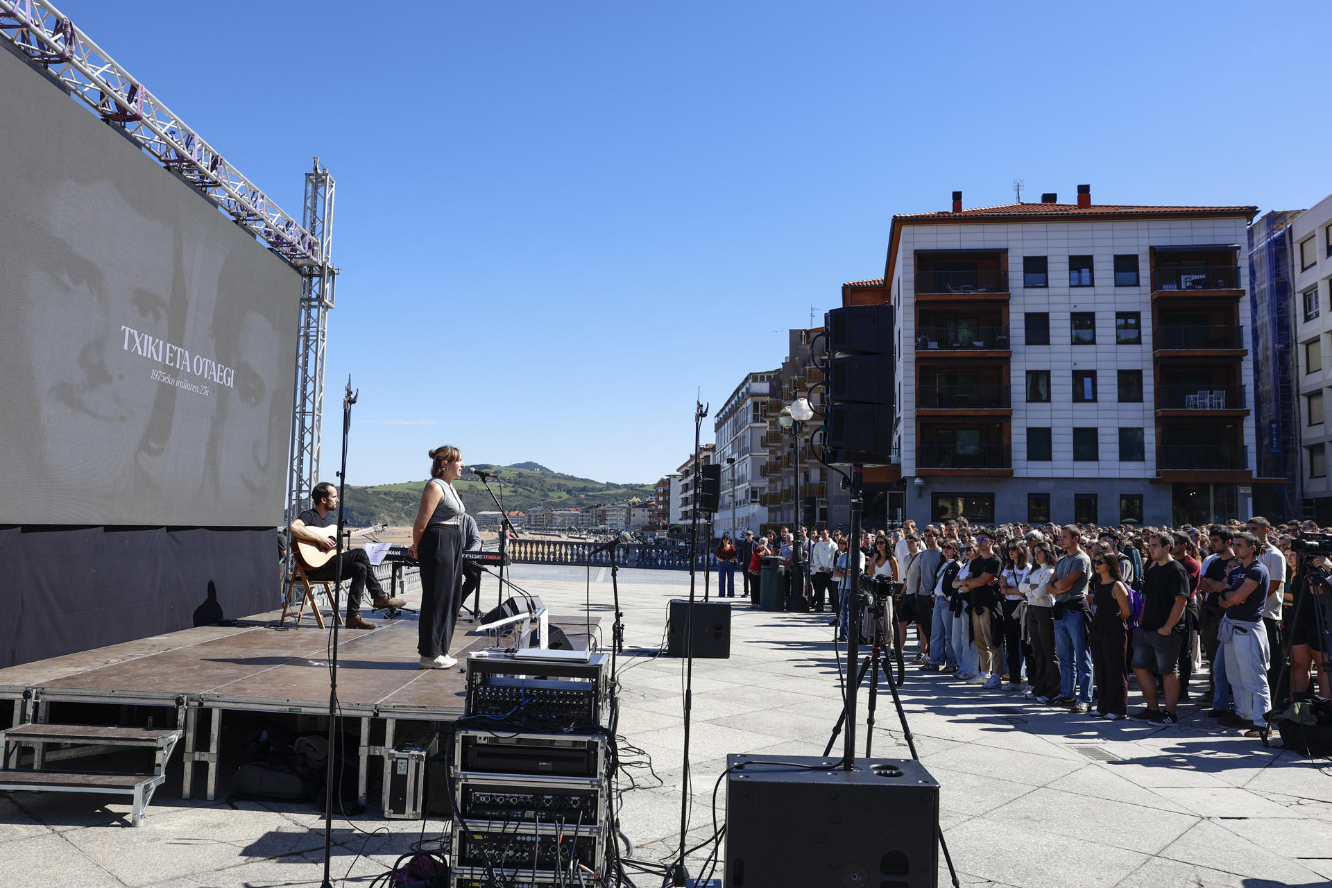 Acto celebrado este sábado en Zarautz (Guipuzkoa), en memoria de Juan Paredes 'Txiki' y Ángel Otaegi, miembros de ETA fusilados en la dictadura franquista hace 50 años. EFE/Juan Herrero.