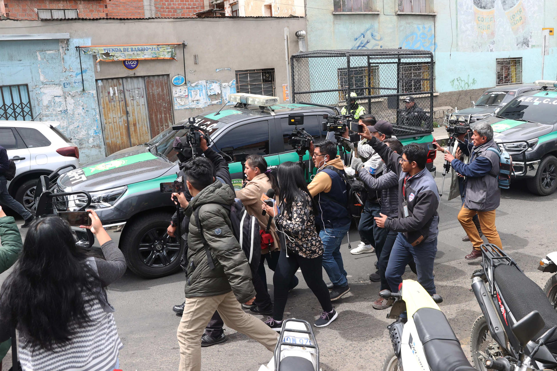 Periodistas siguen el vehículo que traslada al exministro de Gobierno (Interior) Arturo Murillo este jueves, en La Paz (Bolivia). EFE/ Luis Gandarillas