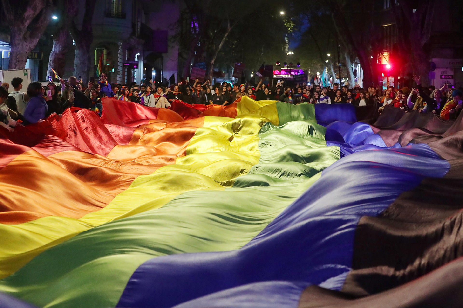 Personas participan en la celebración de los 20 años de la Marcha de la Diversidad, bajo la consigna Si hay derechos, que se note este viernes, en Montevideo (Uruguay). EFE/ Alejandro Prieto