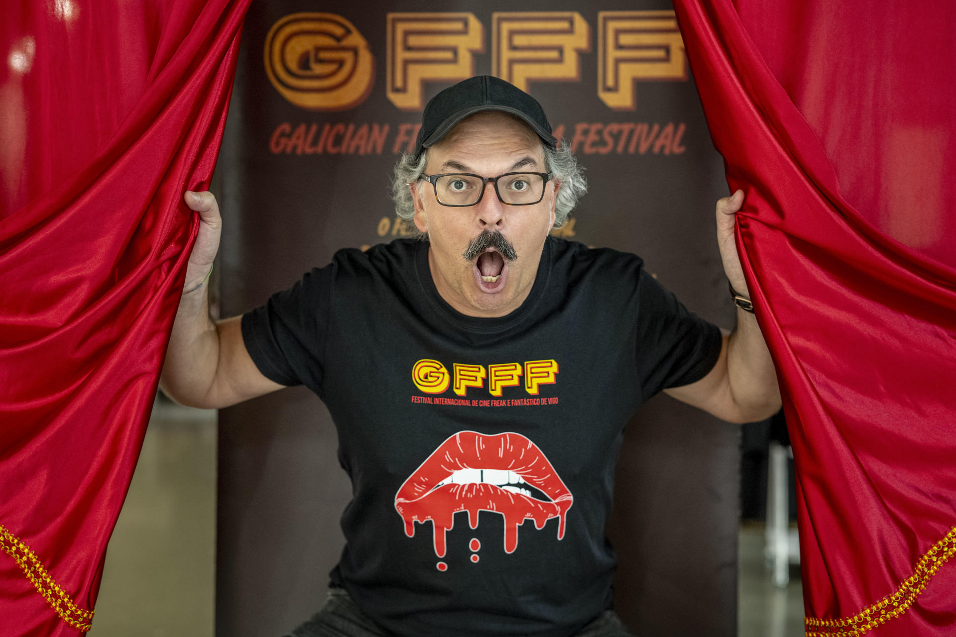 Un certamen de cine y cultura 'freak' de origen gallego apuesta por llenar de nuevo Vigo con lo mejor de las películas de serie B y la vuelta por unos días al horterismo que marcó a toda una generación desde la década de los 80. En la imagen, Juan de Castro, director del Galician Freaky Film Festival, posa para EFE hoy en Vigo. EFE/Brais Lorenzo