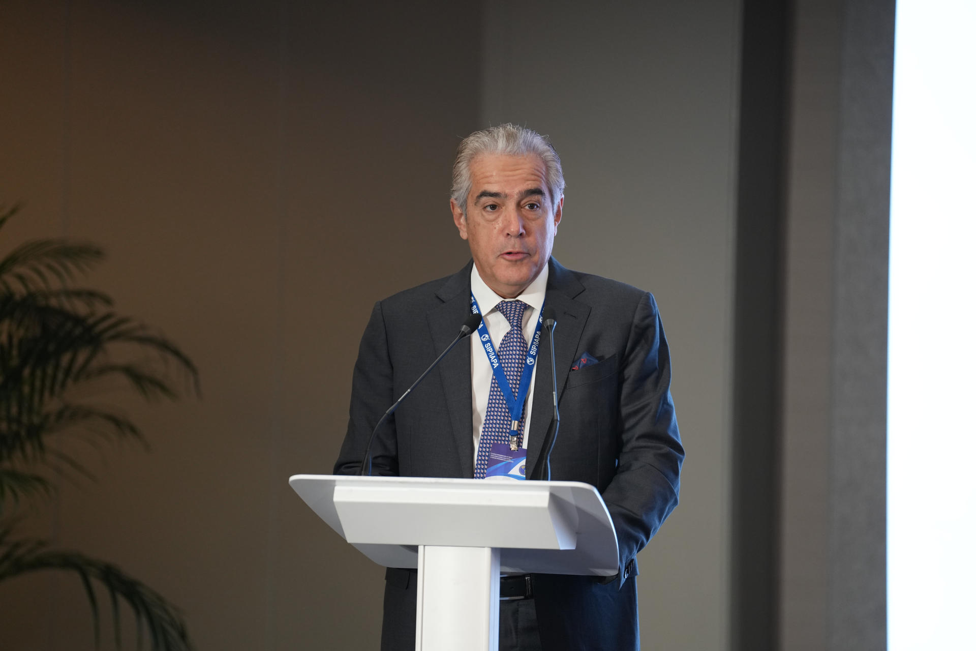 Fotografía de archivo del El presidente de la Sociedad Interamericana de Prensa (SIP), José Roberto Dutriz, durante una conferencia de la sociedad, en Madrid (España). EFE/Borja Sánchez-Trillo