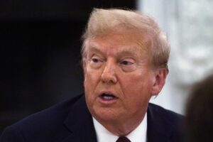 El presidente de Estados Unidos, Donald Trump, ofrece un discurso durante una cena con líderes del sector tecnológico en la Casa Blanca, en Washington D. C., Estados Unidos, el 4 de septiembre de 2025. EFE/WILL OLIVER / POOL