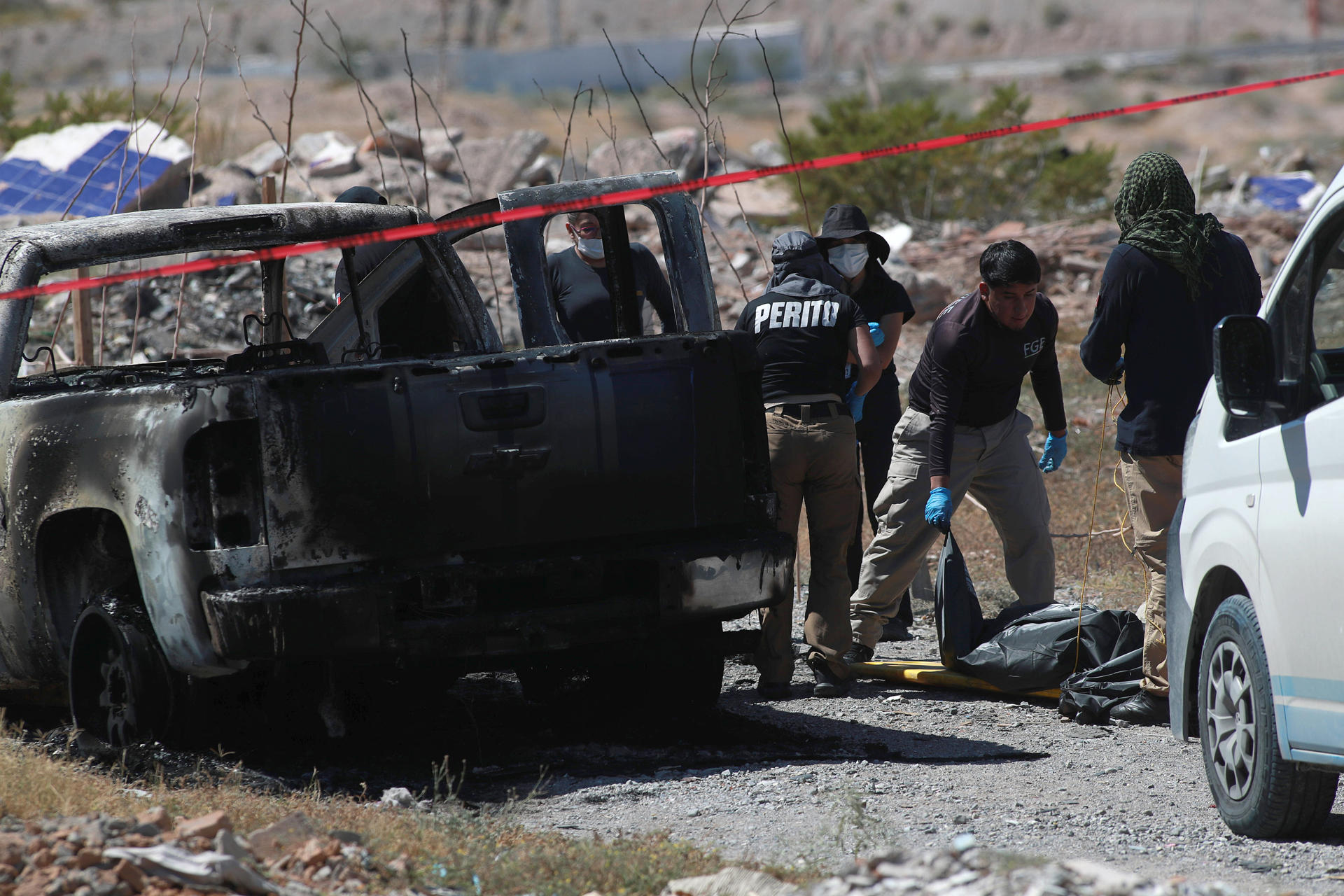 Peritos forenses trabajan este lunes, en la zona donde fueron asesinadas dos personas en Ciudad Juárez en el estado de Chihuahua (México). EFE/Luis Torres