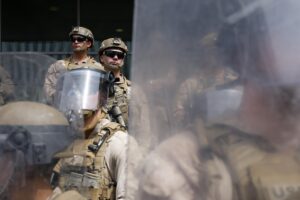 Fotografía de archivo de marinos y miembros de la Guardia Nacional, en Los Ángeles, California. EFE/EPA/CAROLINE BREHMAN