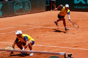 Los tenistas ecuatorianos Diego Hidalgo (d) y Gonzalo Escobar (i) se enfrentan a los bosnios Mirza Basic y Nerman Fatic por la serie de Copa Davis Grupo Mundial I, en Quito (Ecuador). EFE/José Jácome
