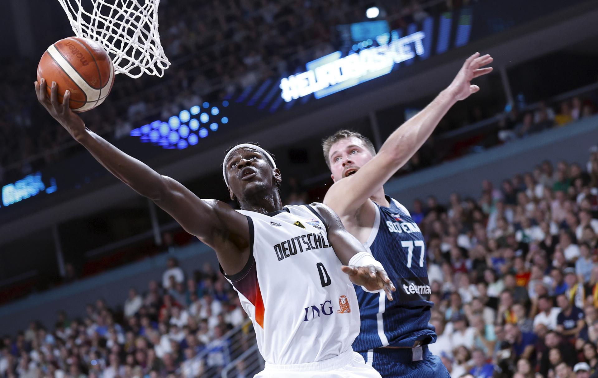Alemania logró clasificarse para las semifinales del Eurobasket, donde se enfrentará a Finlandia, derrotando en un vertiginoso duelo a la Eslovenia de Luka Doncic (99-91). EFE/EPA/TOMS KALNINS