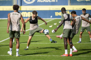 El jugador del Villarreal, Juan Foyth, durante el entrenamiento realizado este lunes previo al encuentro de este martes en Londres ante el Tottenham en su debut en la presente edición de la Liga de Campeones. EFE/Andreu Esteban