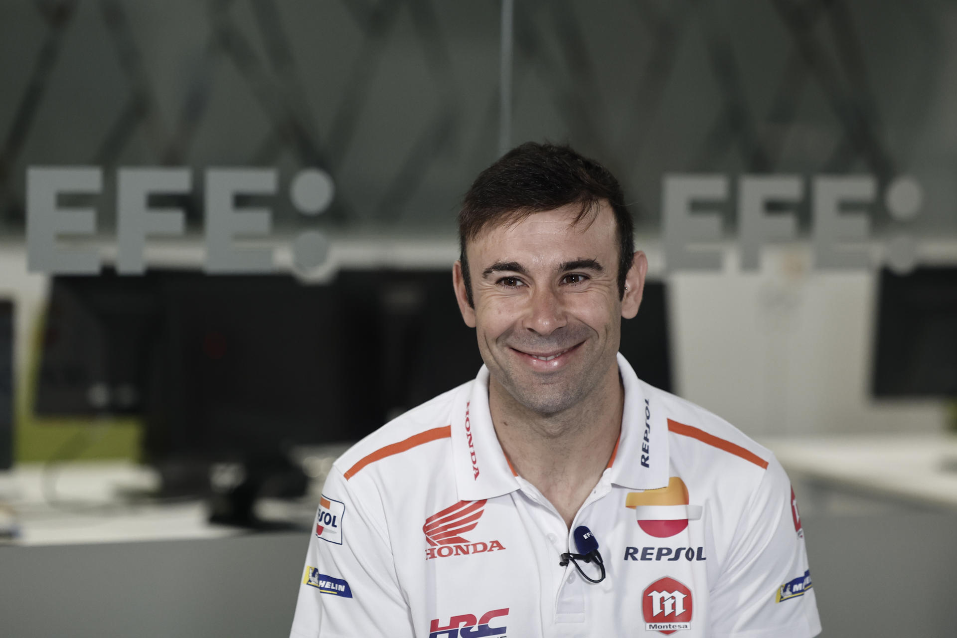 El español Toni Bou (Montesa Honda) durante la entrevista con EFE en Madrid. Bou sumó el pasado fin de semana su trigésimo octavo título mundial de trial, el último de ellos al aire libre, pero el piloto de Piera (Barcelona) sigue sin ver el final de su camino en la competición. EFE/ Sergio Perez
