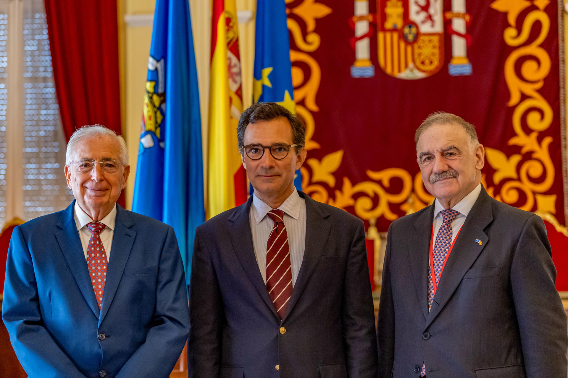 El presidente de la Asamblea Parlamentaria de la OTAN, el socialista portugués Marcos Perestrello (c), posa junto al presidente de Melilla, Juan José Imbroda (i), este viernes en Melilla donde encabeza la delegación de la Asamblea Parlamentaria de la OTAN que se encuentra de visita oficial en la comunidad autónoma. EFE/ José Manuel Giner Gutiérrez