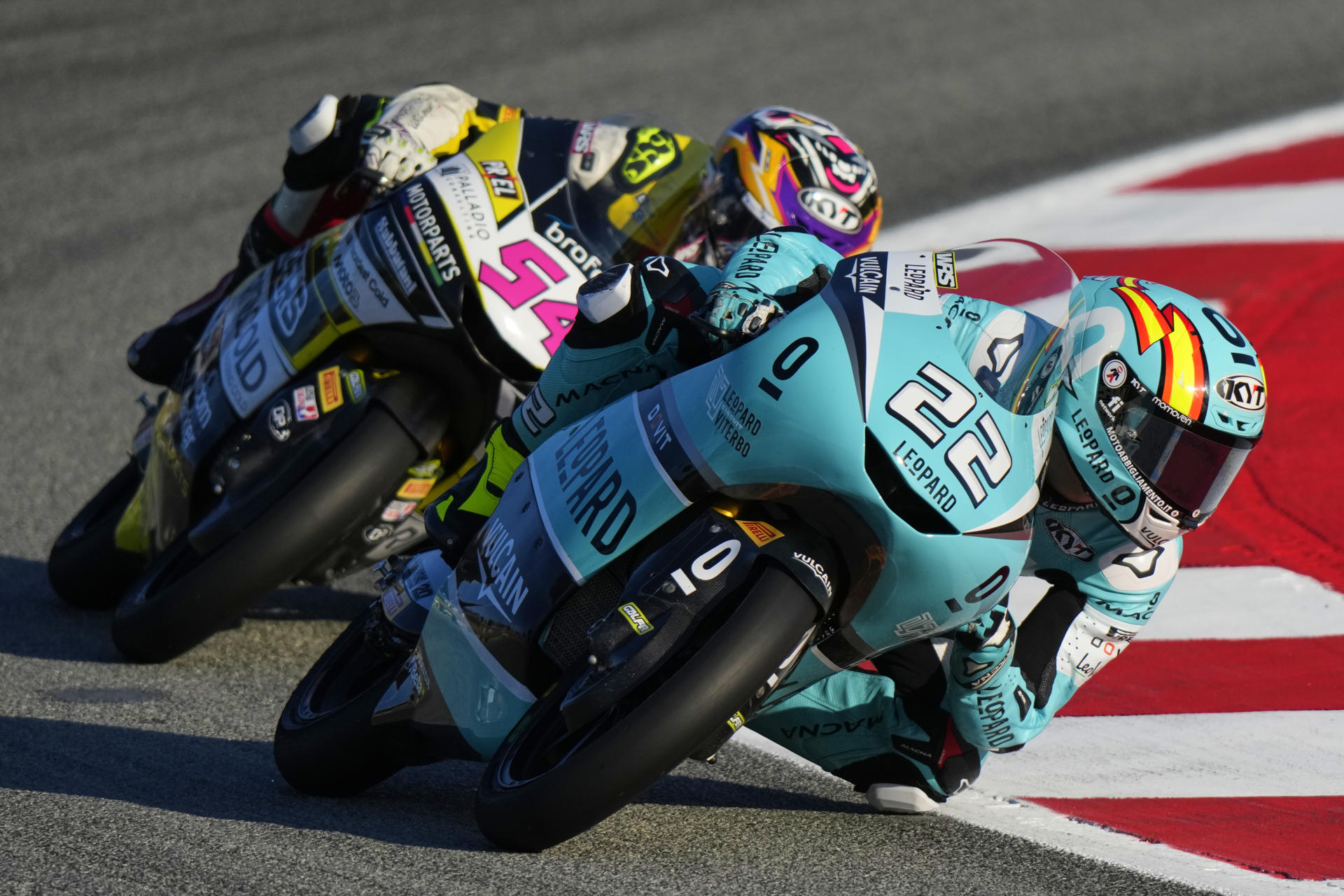 El piloto español de Moto3 David Almansa (Leopard Racing) seguido de El piloto italiano de Moto3 Riccardo Rossi (Rivacold Snipers Team) durante la sesión de entrenamientos libres en el circuito Barcelona-Cataluña para el Gran Premio de Cataluña que se celebra en Montmeló (Barcelona). EFE/EFE/ Alejandro García