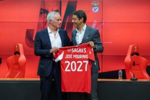 El entrenador José Mourinho () y el rpesidente del SL Benfica Rui Costa posan con la camiseta del club en la presentación del técnico en la Academy en Seixal, Portugal. EFE/EPA/José Sena Goulão