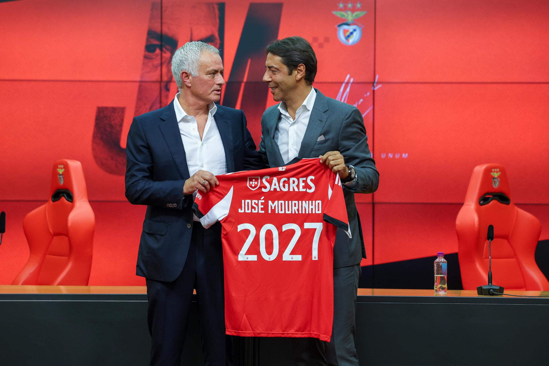El entrenador José Mourinho () y el rpesidente del SL Benfica Rui Costa posan con la camiseta del club en la presentación del técnico en la Academy en Seixal, Portugal. EFE/EPA/José Sena Goulão
