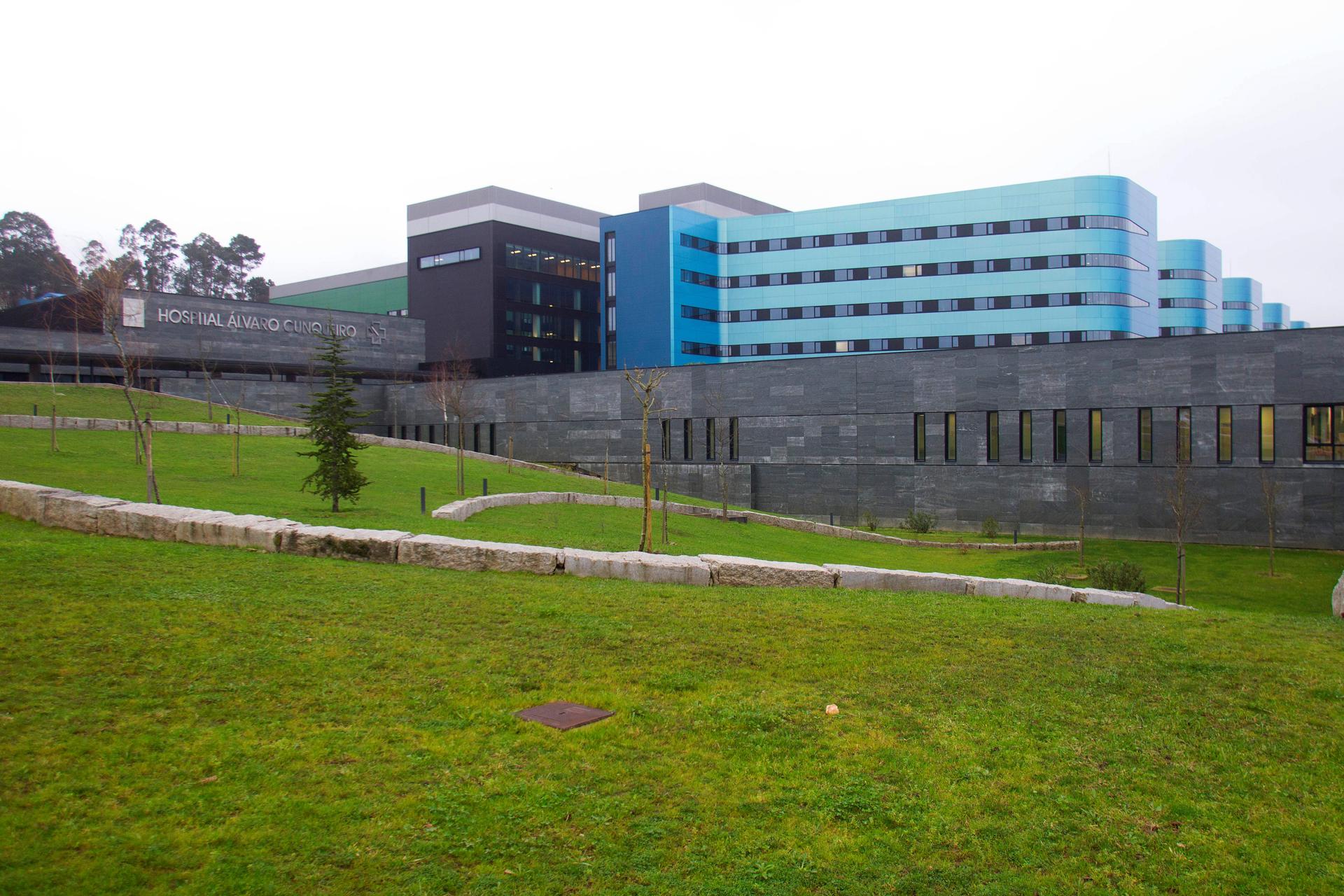 Imagen de archivo de una vista general del hospital Álvaro Cunqueiro de Vigo, donde permanece ingresado muy grave en la UCI el joven de 22 años investigado por la muerte violenta de su madre, de 61 años, en el domicilio familiar de Vilagarcía de Arousa. EFE/ Salvador Sas